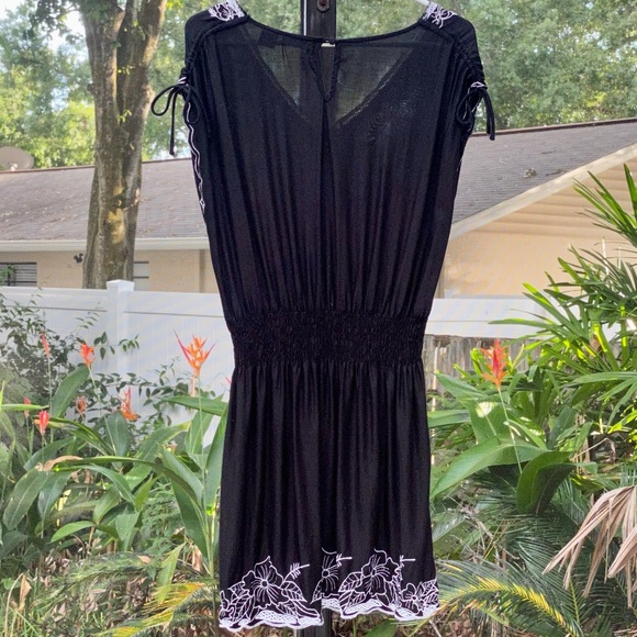 Beach cover up with adjustable sleeves! - Picture 2 of 6